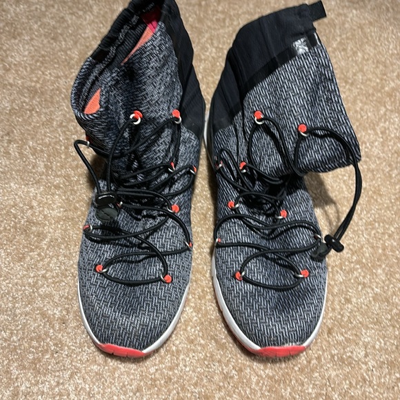 Under Armour- Grey boot 8-9 - Picture 2 of 7